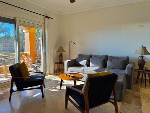 a living room with a couch and chairs and a table at Depa Frente a la Playa con Vistas en EDM in Mazatlán