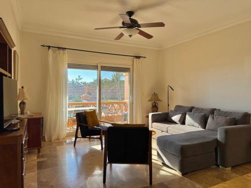 a living room with a couch and a ceiling fan at Depa Frente a la Playa con Vistas en EDM in Mazatlán