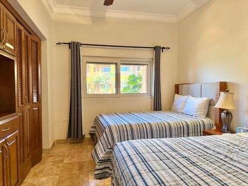 a hotel room with two beds and a window at Depa Frente a la Playa con Vistas en EDM in Mazatlán