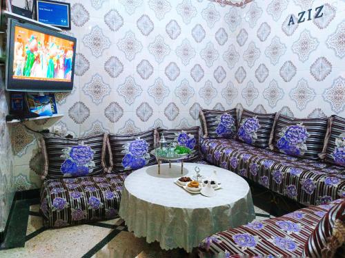 Una televisión o centro de entretenimiento en Aziz House 1