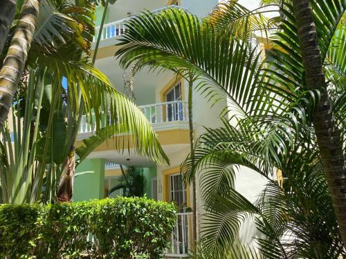 Spacious 2 Bedroom Condo with Pool close to Beach