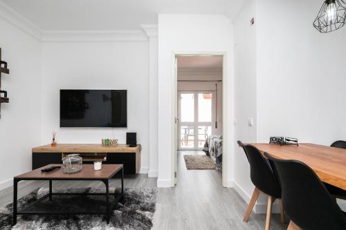 Μια τηλεόραση ή/και κέντρο ψυχαγωγίας στο Apartamento Cabanas Centro