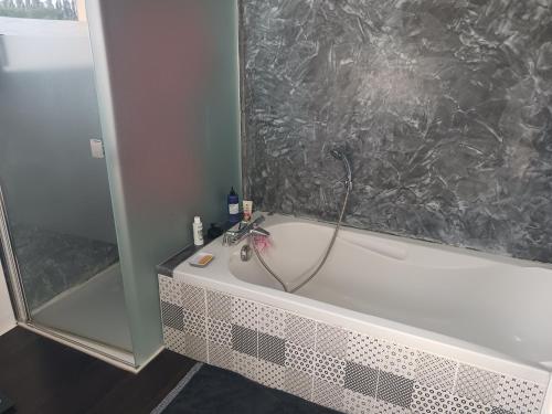 Photo de la galerie de l'établissement Chambre calme à la limite de Belfort, maison avec jardin proche du stade, du skatepark et de la rivière, à Offemont