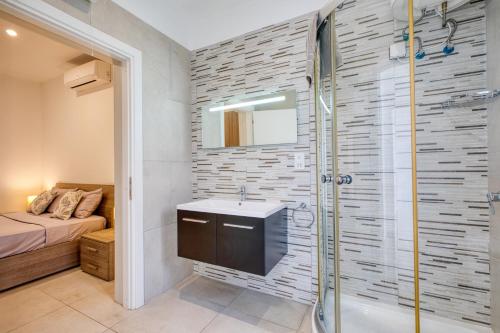 Koupelna v ubytování Sliema Spacious Apartment