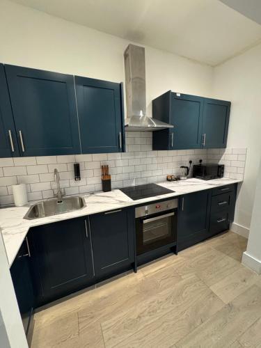 Dapur atau dapur kecil di Modern and spacious maisonette