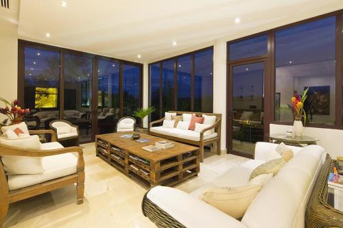 Гостиная зона в Villa Cala Honda, Private Beachfront Escape