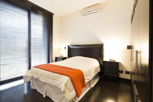 Кровать или кровати в номере Villa Cala Honda, Private Beachfront Escape