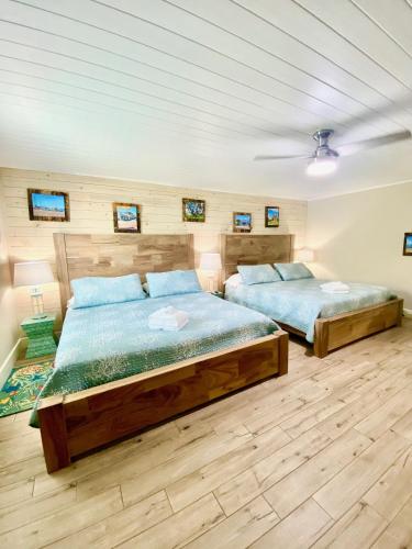 a bedroom with two beds and a ceiling at Oak Cottages 4 in Rockport