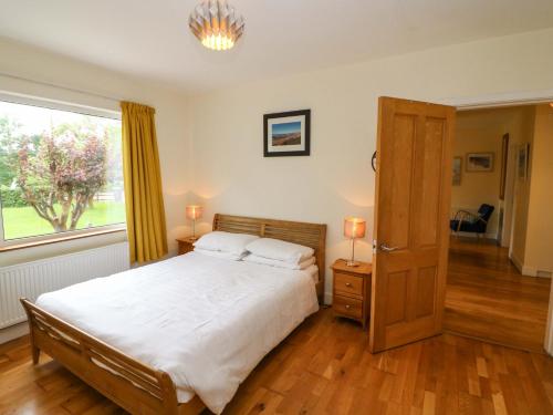 Una cama o camas en una habitación de Rowantree