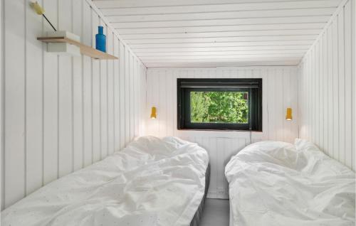 Katil atau katil-katil dalam bilik di 4 Bedroom Beautiful Home In Grenaa