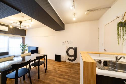 a kitchen and dining room with a table and chairs at Eims stay Oomori304 in Tokyo