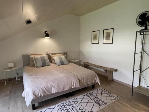 une chambre avec un grand lit et une table dans l'établissement Ferme Saint Martin le Redon, à Soturac