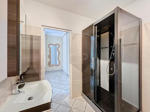 une salle de bain avec un lavabo et une douche dans l'établissement Figalou classé 3 étoiles climatisé au calme By LaConciergerie 13, à La Ciotat