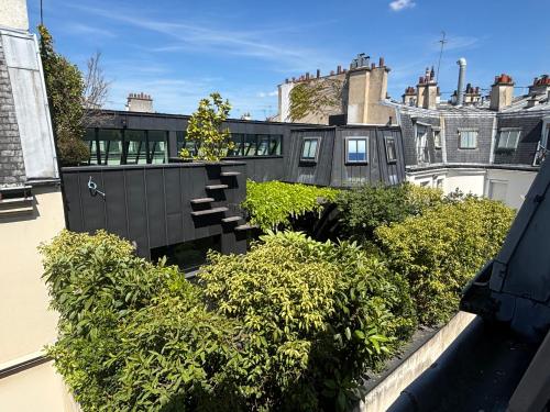 Sublime appartement refait à neuf en dernier étage baigné de lumière avec une très belle hauteur sous plafond 2 chambres en plein centre de Paris