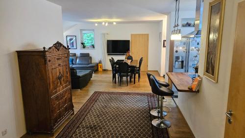 a living room with a kitchen and a dining room at Ferienwohnung am Stadtpark #2, 2BR, 109m2, Parkplatz in Ilmenau