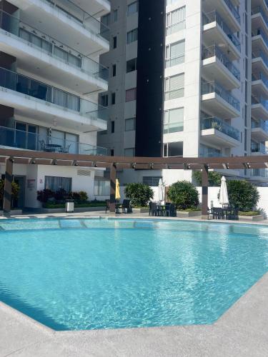 an empty swimming pool in front of a building at Hermoso departamento con vista al mar en Salinas! in Salinas