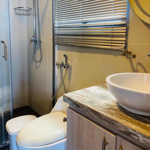 a bathroom with a sink and a toilet at Hermoso departamento con vista al mar en Salinas! in Salinas