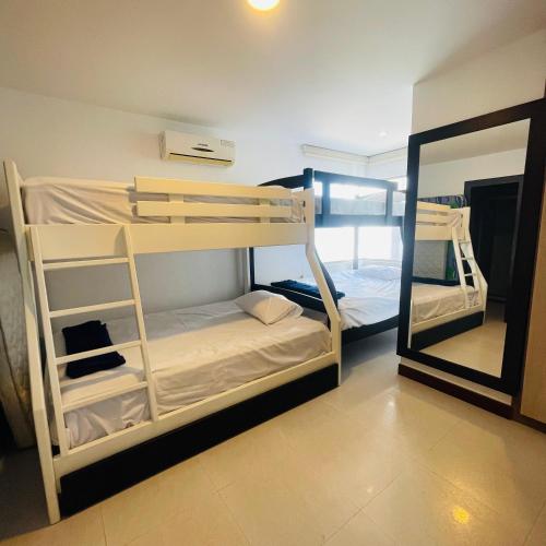 two bunk beds in a room with a mirror at Hermoso departamento con vista al mar en Salinas! in Salinas
