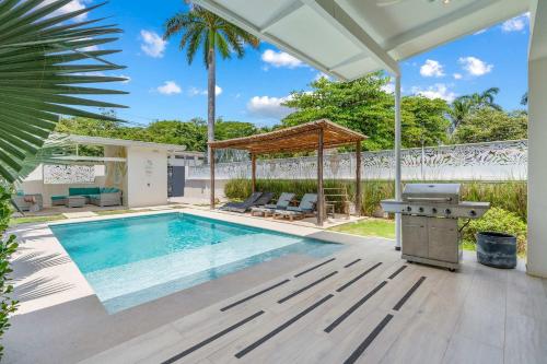 Πισίνα στο ή κοντά στο Sprawling Modern Property with a Tranquil Outdoor Living Space swimming pool and a private Casita