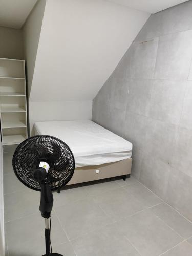 Piccola camera con letto e ventilatore. di Sua Casa Na Serra 2 a Bezerros