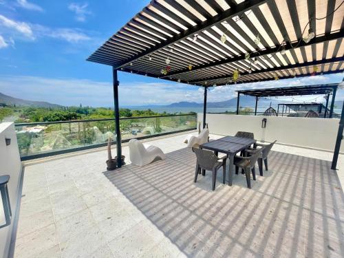 a patio with a table and chairs on a roof at Condo PH Lago Luna, Chante in Chantepec