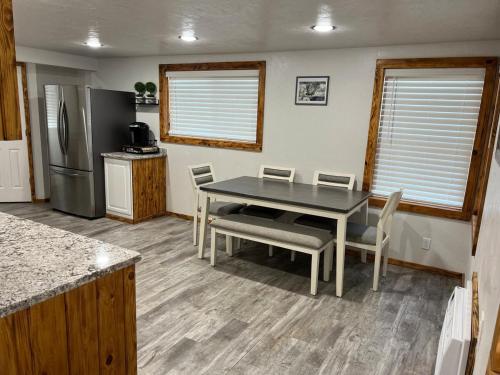 Una cocina o cocineta en Cozy Home Between Zion & Bryce