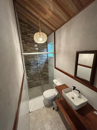 a bathroom with a toilet and a sink at Centro de Lazer Pingo d'água in Caxambu
