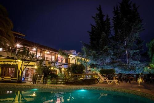 Бассейн в Hotel Carlos Paz Centro - MONTECATINI или поблизости