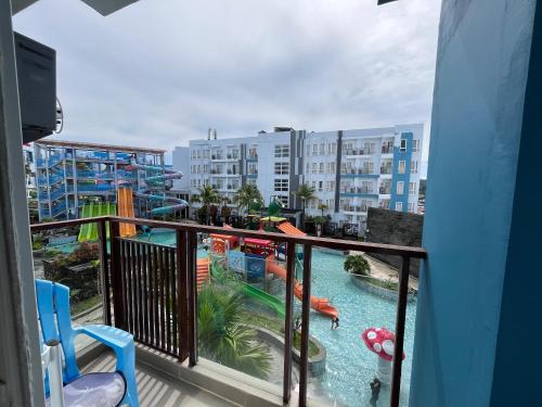 a view from a balcony of a water park at PENTAPOLIS WONGKITO APARTMENT di pusat kota Balikpapan in Stalkudo
