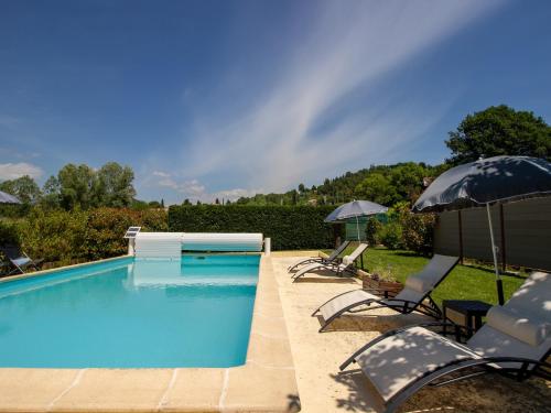 une piscine avec des chaises et un parasol dans l'établissement Holiday Home in Gargas with Pool and Nature, cleaning included, à Gargas