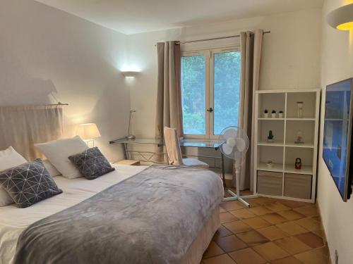 une chambre avec deux lits et une fenêtre dans l'établissement Family House in Provence with Pool and Garden, cleaning included, à Draguignan