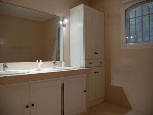 une salle de bain avec deux lavabos et un miroir dans l'établissement Family House in Provence with Pool and Garden, cleaning included, à Draguignan