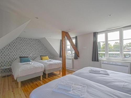 - une chambre avec 2 lits et un escalier dans l'établissement Holiday Home in Isigny-sur-Mer with Garden, cleaning included, à Isigny-sur-Mer