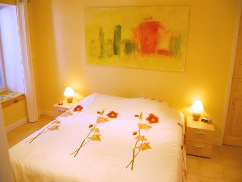 - une chambre avec un lit fleuri dans l'établissement Country House in Provence with Garden Access, cleaning included, à Valréas