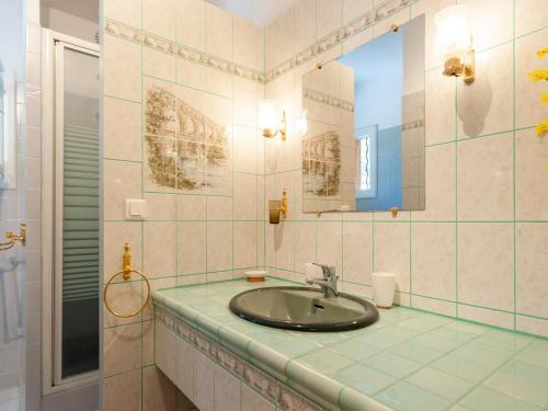une salle de bain avec un lavabo et un miroir dans l'établissement Villa in Vidauban near Vineyards & Beaches, cleaning included, à Vidauban