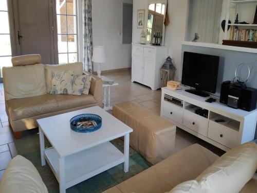 Luxury house in Léobard with private pool, cleaning included