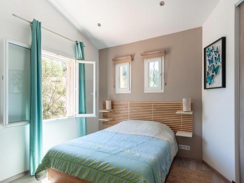 une chambre avec un lit et deux fenêtres dans l'établissement Villa in Vidauban near Vineyards & Beaches, cleaning included, à Vidauban