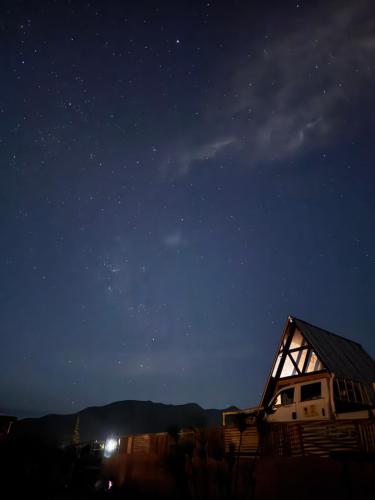 a house at night with the stars in the sky at Las Alpinas del valle in Talca