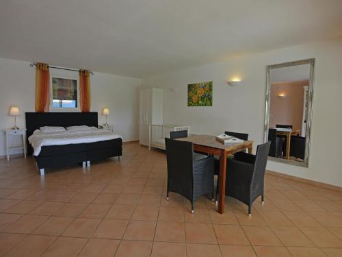 une chambre avec un lit, une table et des chaises dans l'établissement Villa in Vidauban with Heated Pool, cleaning included, à Vidauban