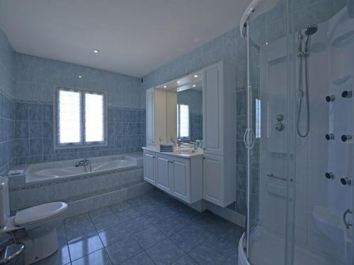 une salle de bain avec une baignoire, un lavabo et une douche dans l'établissement Villa in Vidauban with Heated Pool, cleaning included, à Vidauban