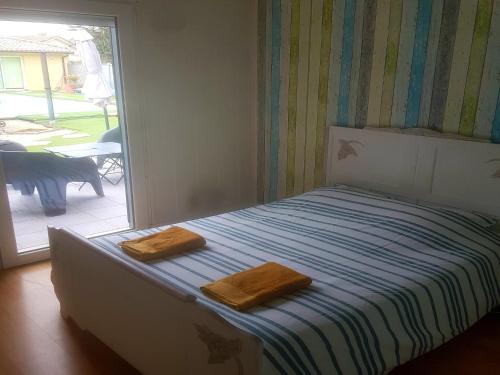 une chambre avec un lit avec deux serviettes dessus dans l'établissement Holiday Home in La Teste with Pool & BBQ, cleaning included, à La Teste-de-Buch