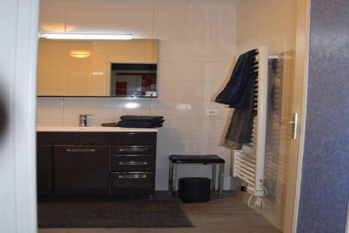 une salle de bain avec un lavabo et un miroir dans l'établissement Apartment in Golfe Juan with Sea View, cleaning included, à Vallauris