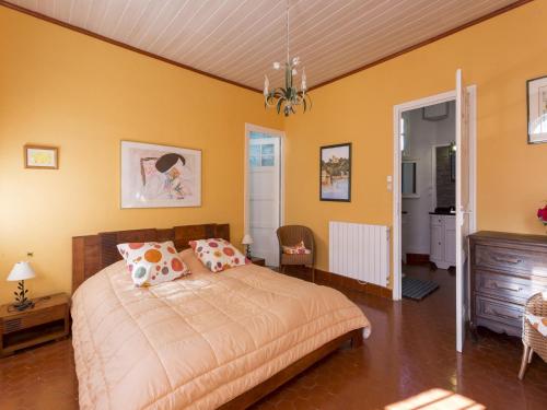 - une chambre avec un grand lit et des murs jaunes dans l'établissement Villa in Frejus with Private Pool & Beach Nearby, cleaning included, à Fréjus