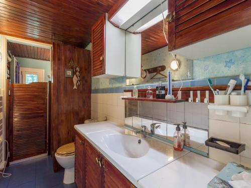 une salle de bain avec un lavabo et des toilettes dans l'établissement Villa in Frejus with Private Pool & Beach Nearby, cleaning included, à Fréjus