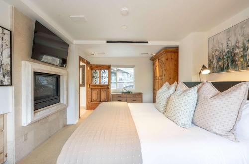 TV a/nebo společenská místnost v ubytování New Listing Aspen Core 5BR Townhouse