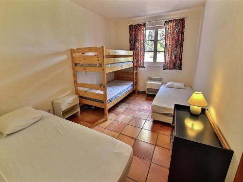 une petite chambre avec deux lits et une fenêtre dans l'établissement Villa in Salernes with Pool and Scenic Views, cleaning included, à Salernes