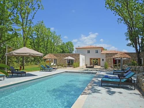 une piscine avec mobilier de jardin et une maison dans l'établissement Villa in Montauroux with Pool & Near Forest, cleaning included, à Montauroux