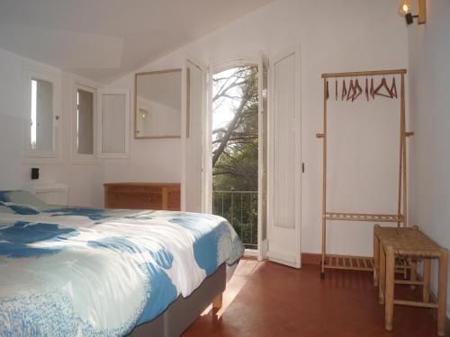 une chambre avec un lit et une grande fenêtre dans l'établissement Villa in Cavalaire-sur-Mer near the Sea, cleaning included, à Cavalaire-sur-Mer