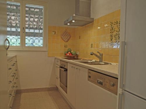 une cuisine avec un évier et un plan de travail dans l'établissement Villa in Cavalaire-sur-Mer near the Sea, cleaning included, à Cavalaire-sur-Mer