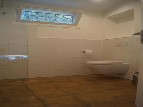 une salle de bain avec toilettes et fenêtre dans l'établissement Villa in Cavalaire-sur-Mer near the Sea, cleaning included, à Cavalaire-sur-Mer